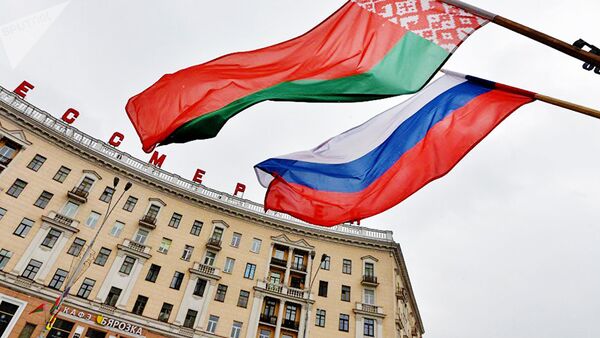 Российский и белорусский флаги на площади Победы в Минске - Sputnik Литва