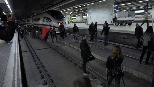 В Барселоне протестующие заблокировали железнодорожную станцию - Sputnik Lietuva