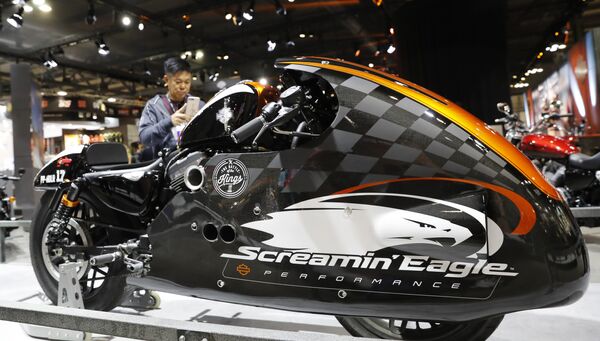 В 2009 году Harley Davidson упразднил название Screamin' Eagle для мотоциклов, доработанных заводским подразделением Custom Vehicles Operations. Но до сих пор такую маркировку можно найти на некоторых аксессуарах мотоциклов - Sputnik Литва