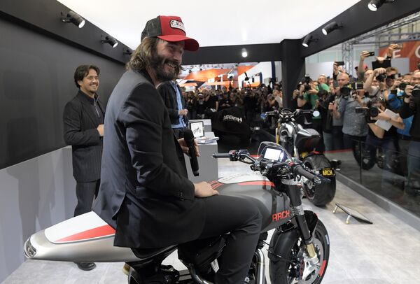 Актер Киану Ривз и американский продюсер Гард Холлингер приехали на выставку представлять свою собственную компанию Arch Motorcycle, которая создает мотоциклы на базе моделей Harley-Davidson - Sputnik Литва