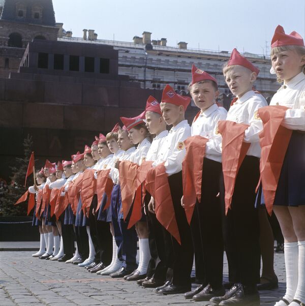 Церемония приема в пионеры на Красной площади в Москве - Sputnik Литва
