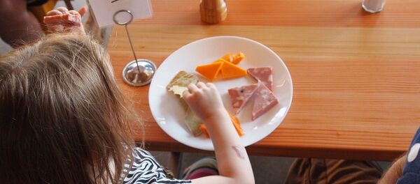 Ребенок в столовой, архивное фото - Sputnik Литва