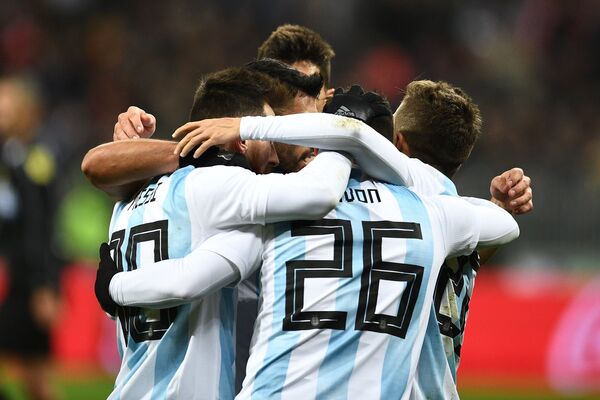 Игроки сборной Аргентины радуются забитому мячу. - Sputnik Литва