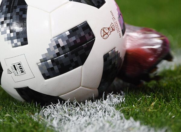 Официальный мяч чемпионата мира по футболу 2018 Telstar 18. - Sputnik Литва