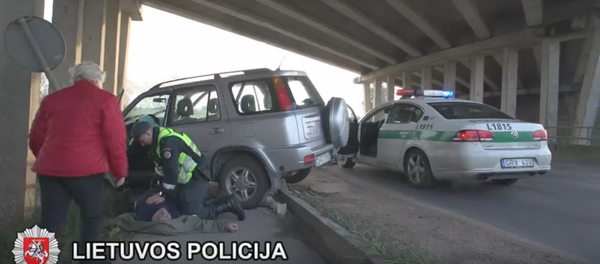 Полицейские Клайпеды оказали первую медицинскую помощь до прибытия скорой - Sputnik Литва
