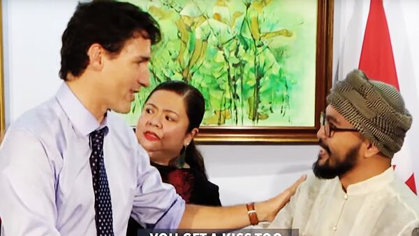 Kanados ministras pirmininkas išbučiuoja Filipinų moterys - Sputnik Lietuva