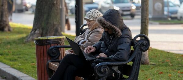 Мужчина за компьютером на Крещатике в Киеве Мужчина за компьютером на Крещатике в Киеве - Sputnik Lietuva