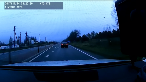 Полиция поймала водителя, который украл в Великобритании Mercedes Benz - Sputnik Литва