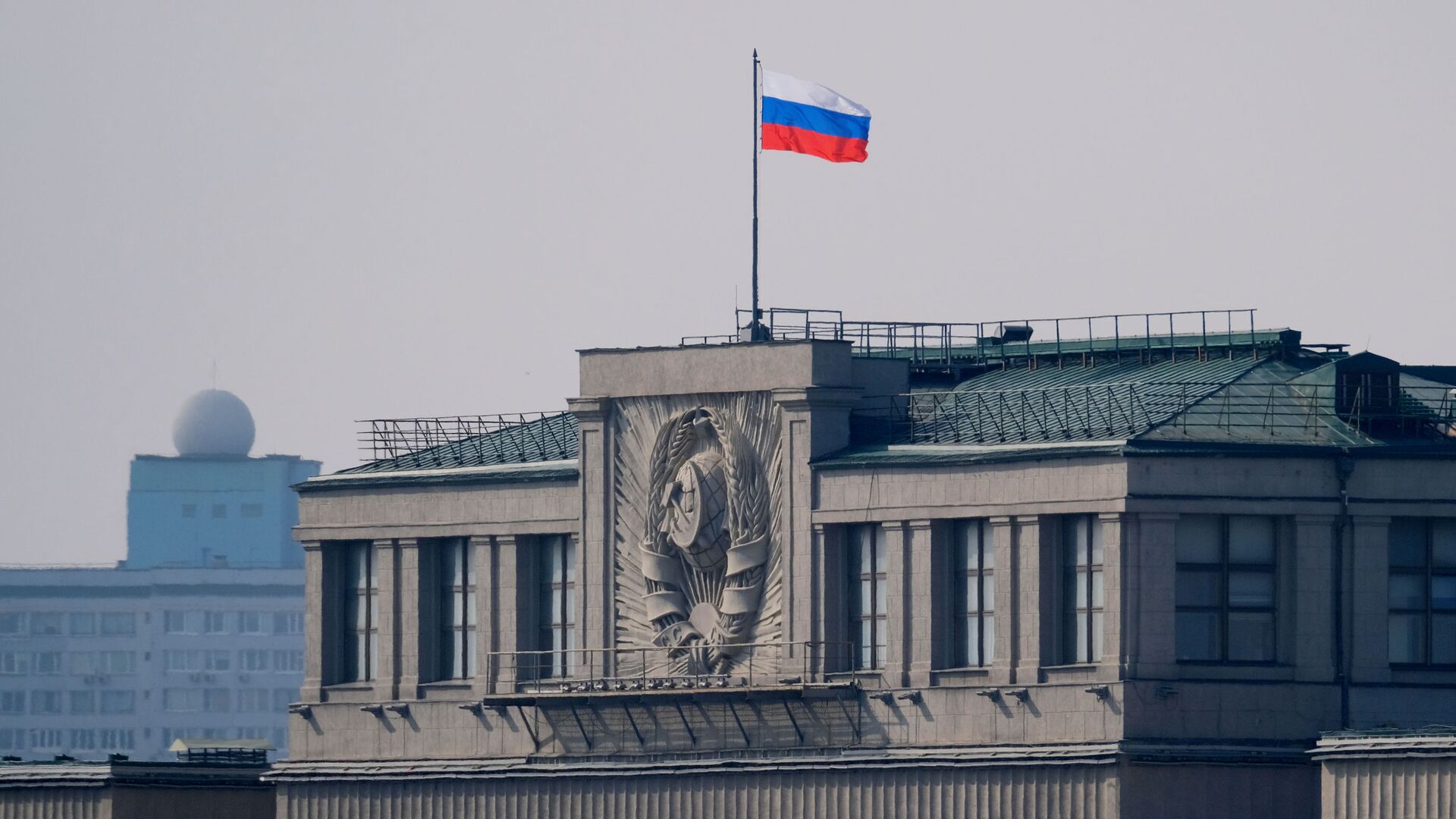 Флаг на здании Государственной Думы РФ на улице Охотный ряд в Москве - Sputnik Lietuva, 1920, 23.05.2021