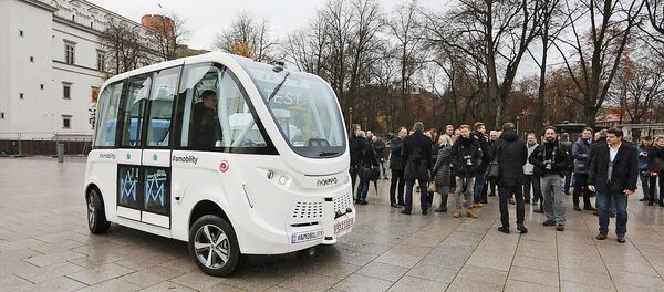Презентация самоходного авто в Вильнюсе, архивное фото Презентация самоходного авто в Вильнюсе, архивное фото - Sputnik Литва
