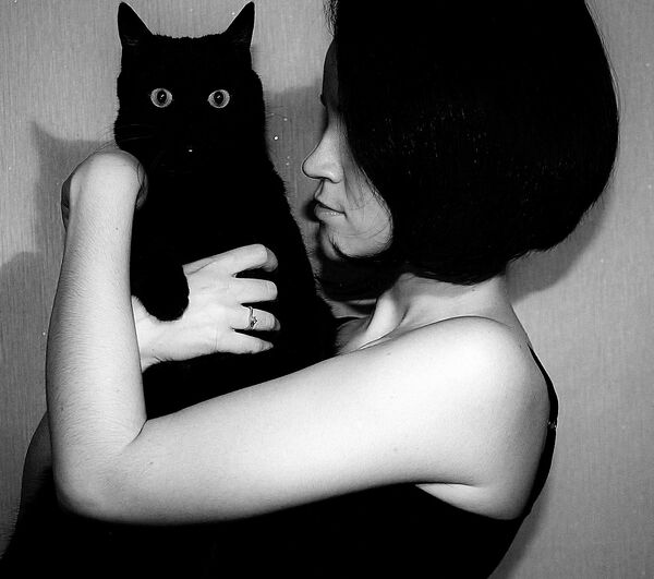 Черный кот с девушкой - Sputnik Lietuva