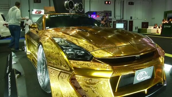 На автосалоне в Дубае представили золотой спорткар - Sputnik Литва