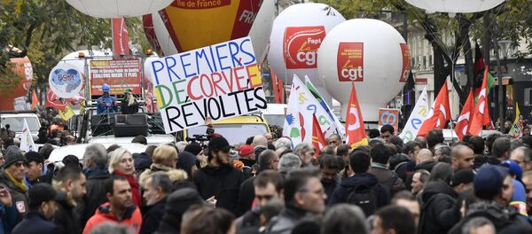 Демонстрация в Париже против политики Эммануэля Макрона Демонстрация в Париже против политики Эммануэля Макрона - Sputnik Литва