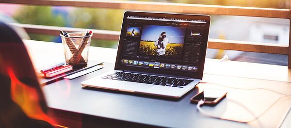 Ноутбук и смартфон Ноутбук и смартфон - Sputnik Литва