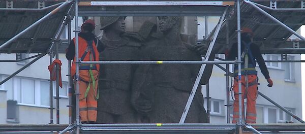 Демонтаж памятника благодарности Красной армии начался в Щецине - Sputnik Lietuva