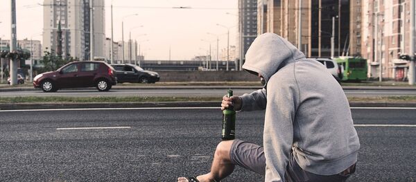 Мужчина с бутылкой пива на улице - Sputnik Литва