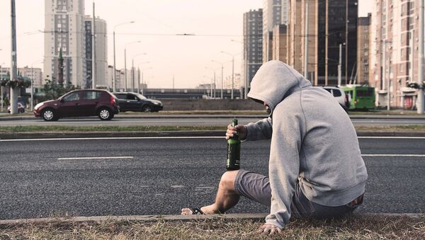 Мужчина с бутылкой пива на улице - Sputnik Lietuva