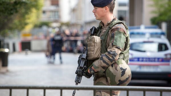 Сотрудник полиции в пригороде Парижа, архивное фото - Sputnik Литва