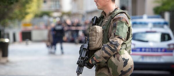 Сотрудник полиции в пригороде Парижа, архивное фото Сотрудник полиции в пригороде Парижа, архивное фото - Sputnik Lietuva