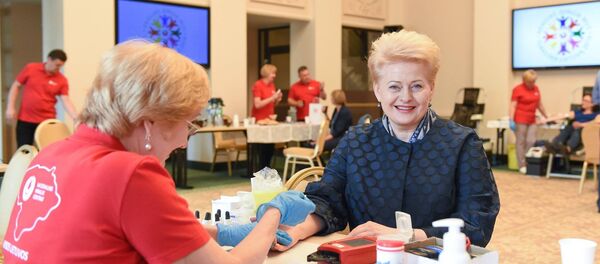 Президент Литвы Даля Грибаускайте сдает кровь Президент Литвы Даля Грибаускайте сдает кровь - Sputnik Литва