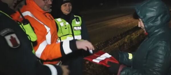 Pareigūnai minėdami Pasaulinę dieną žuvusiems keliuose atminti dalino atšvaitus Pareigūnai minėdami Pasaulinę dieną žuvusiems keliuose atminti dalino atšvaitus - Sputnik Lietuva