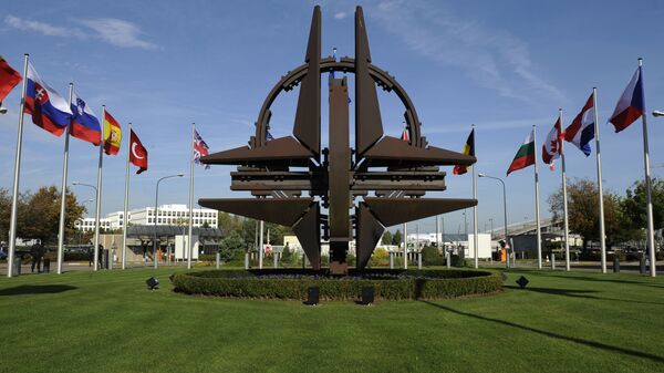 Скульптурный символ около штаб-квартиры НАТО в Брюсселе - Sputnik Литва