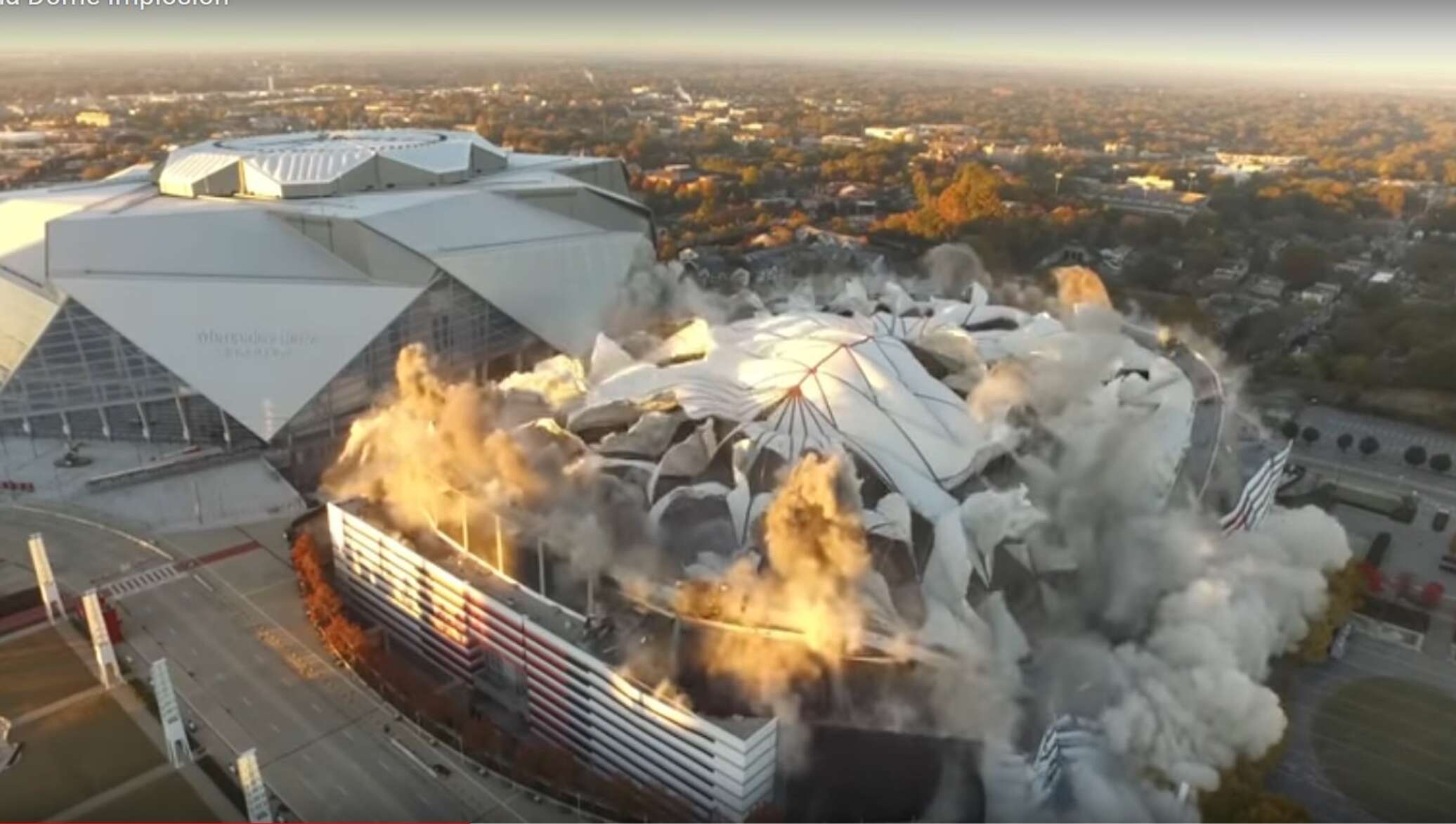 Взрыв на стадионе. Взорванный стадион. Взорвавшийся стадион. В Georgia Dome 1996.