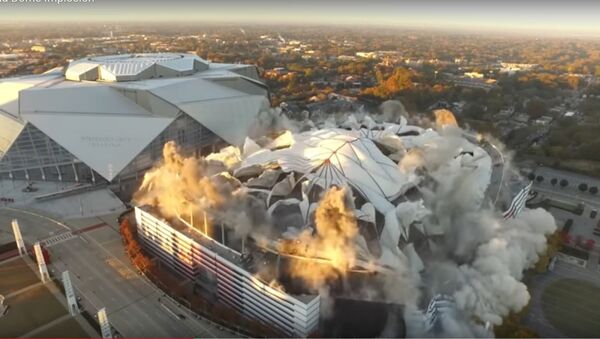 В США взорвали самый большой крытый стадион - Sputnik Литва