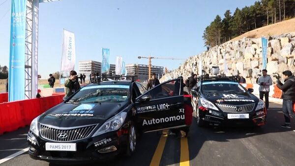 Беспилотные машины состязались в гонках на шоу в Южной Корее - Sputnik Литва