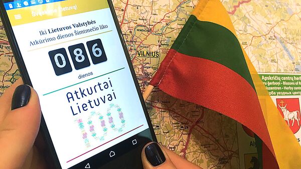 Смартфон с литовским текстом и флажок Литвы - Sputnik Lietuva