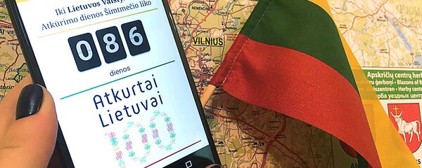 Смартфон с литовским текстом и флажок Литвы Смартфон с литовским текстом и флажок Литвы - Sputnik Lietuva