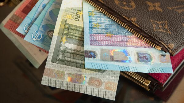 Кошелек с деньгами, архивное фото - Sputnik Литва
