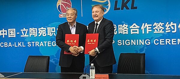 Представители Литовской баскетбольной лиги (ЛБЛ) подписали вчера договор о партнерстве с Китайской баскетбольной ассоциацией (КБА) - Sputnik Литва