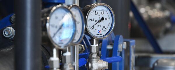 Участок угольных фильтров очистных сооружений на нефтеперерабатывающем заводе - Sputnik Литва