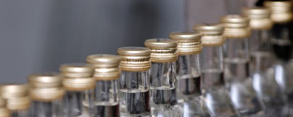 Конвейерная линия по производству водки, архивное фото - Sputnik Литва