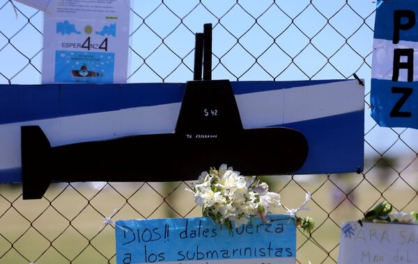 Букет и баннеры и поддержку экипажа пропавшей аргентинской подлодки Сан Хуан. 25 ноября 2017 Букет и баннеры и поддержку экипажа пропавшей аргентинской подлодки Сан Хуан. 25 ноября 2017 - Sputnik Литва