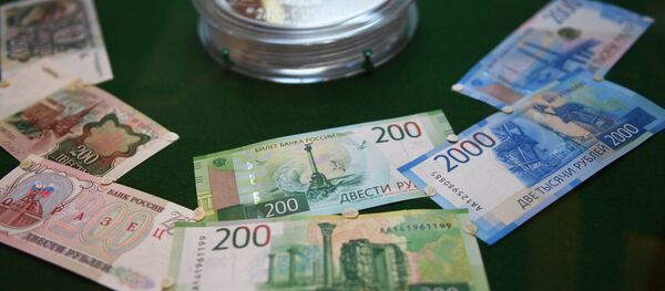 Демонстрация новых купюр достоинством в двести и две тысячи рублей, архивное фото Демонстрация новых купюр достоинством в двести и две тысячи рублей, архивное фото - Sputnik Литва
