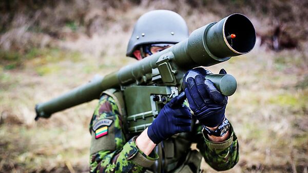 Литовский солдат с гранатометом - Sputnik Литва