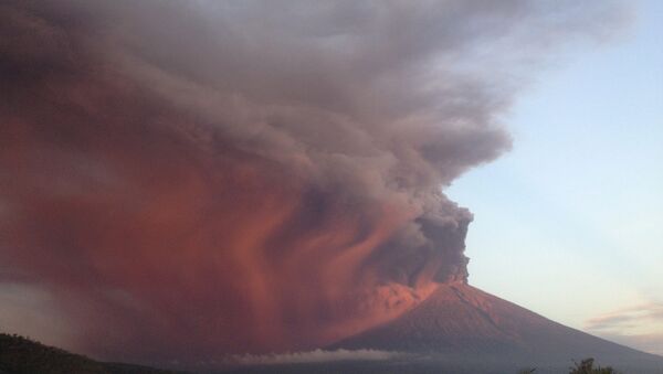 Центр вулканологии и геологических катастроф Индонезии поднял уровень опасности вулкана на Бали до самого высокого - Sputnik Lietuva