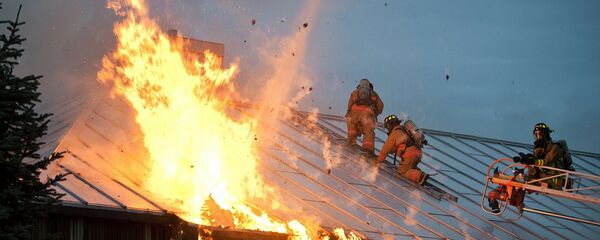 Degantis namas ir gaisrininkai Degantis namas ir gaisrininkai - Sputnik Lietuva