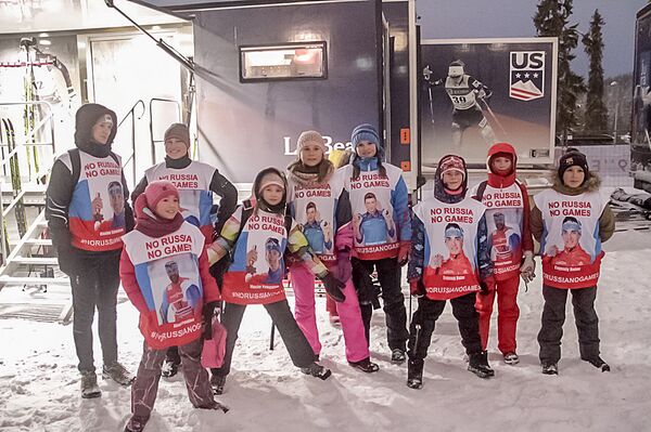 Детишки в майках с хэштегом #noRussianoGames - Sputnik Литва