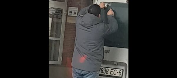 Водителя на литовской границе заставили снять наклейку в честь Победы Водителя на литовской границе заставили снять наклейку в честь Победы - Sputnik Lietuva