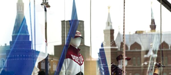 Манекен одетый в форму сборной России по олимпийским играм на выставке, с отражением Кремля Манекен одетый в форму сборной России по олимпийским играм на выставке, с отражением Кремля - Sputnik Lietuva