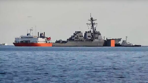 Столкнувшийся с контейнеровозом американский эсминец получил новую пробоину - Sputnik Литва