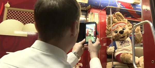 В московском метро появился поезд, посвященный истории ЧМ по футболу В московском метро появился поезд, посвященный истории ЧМ по футболу - Sputnik Lietuva