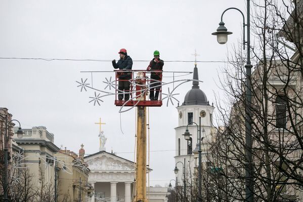 Проспект Гедиминаса в Вильнюсе украшают к Рождеству - Sputnik Lietuva