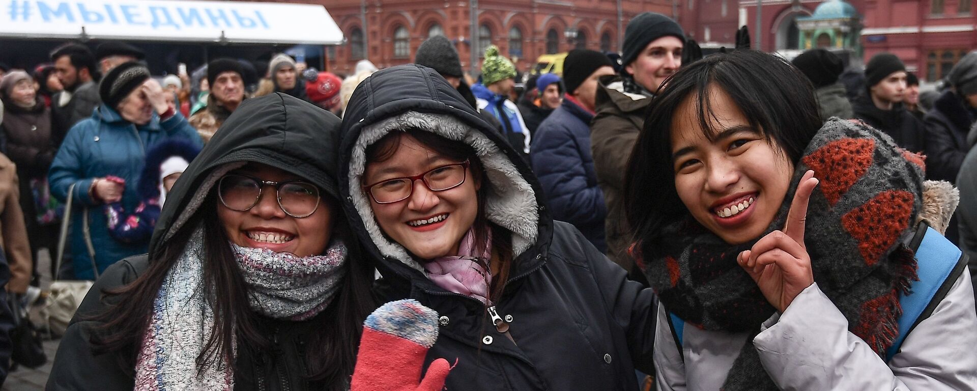 Китайские туристы на Манежной площади в Москве, архивное фото - Sputnik Литва, 1920, 01.12.2025