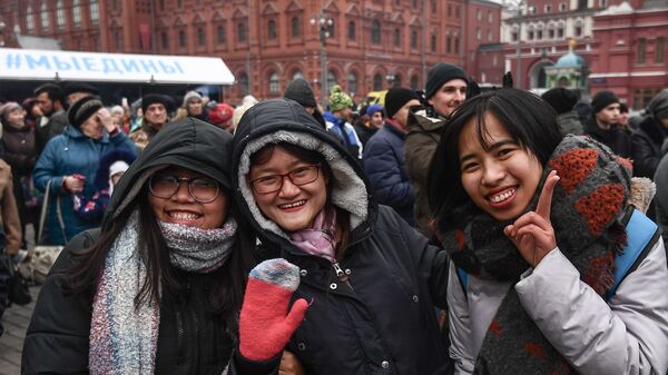 Китайские туристы на Манежной площади в Москве, архивное фото - Sputnik Литва