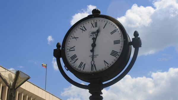 Уличные часы возле здания сейма - Sputnik Lietuva