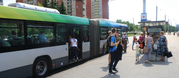 Автобус на остановке в Вильнюсе Автобус на остановке в Вильнюсе - Sputnik Lietuva